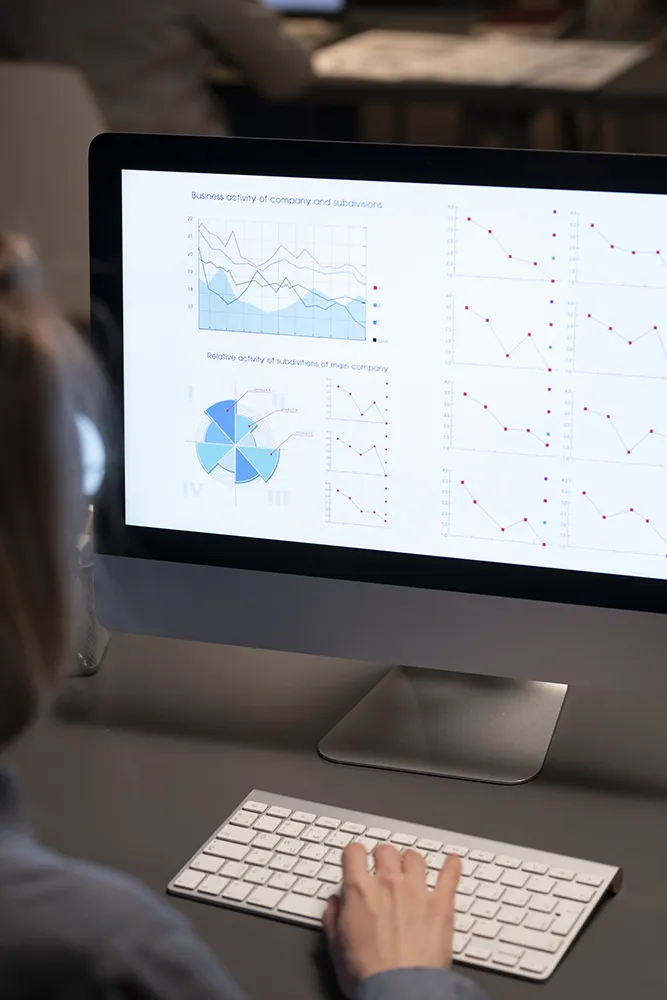 Эксплуатационный контур AI: мониторинг качества, регресс-пакет, контроль деградаций и обновления